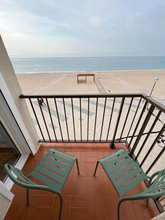- deux chaises et un banc sur la plage dans l'établissement El Llobarret de Baix a Mar, à Torredembarra