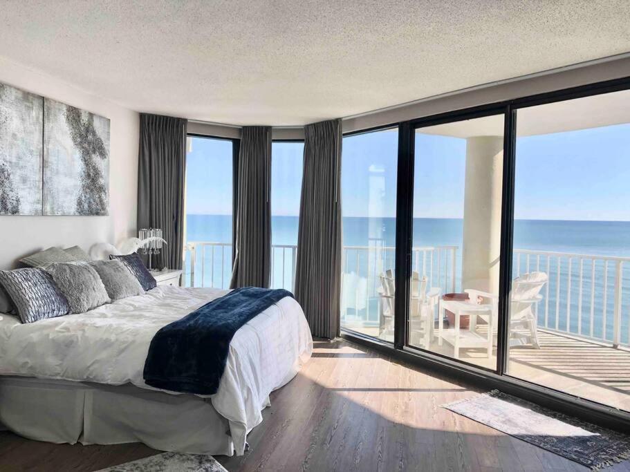 um quarto com uma cama e vista para o oceano em Casa de la Diosa: Stunning Oceanfront PentHouse in Garden City SC 4Bdr4Ba 