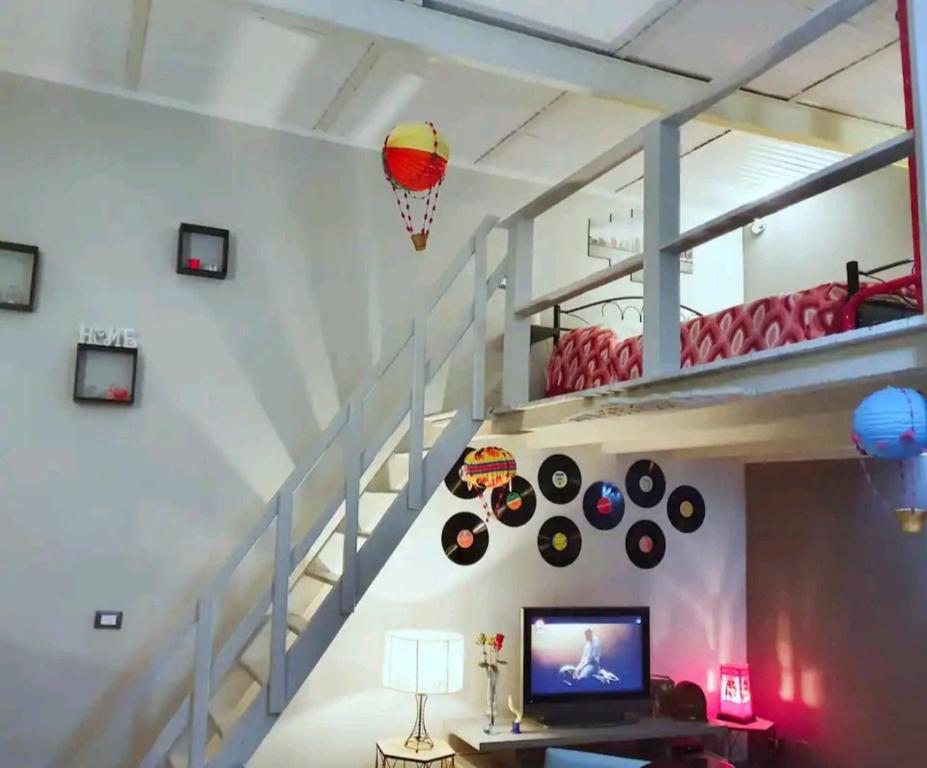 Et tv og/eller underholdning på Ally's house