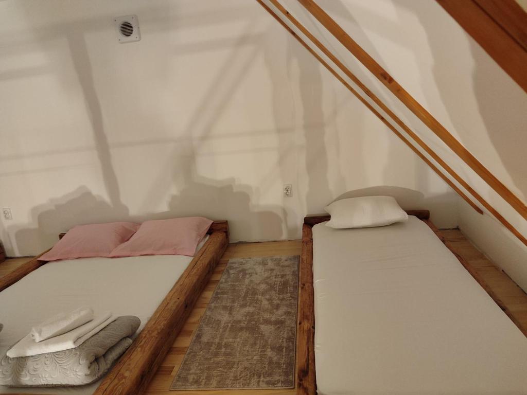 two twin beds in a small room with at VILA ANÐELIJA Zaovine in Lazići