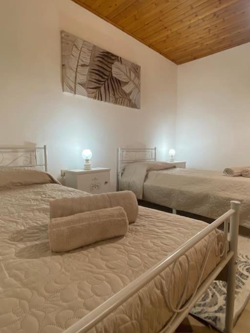 1 dormitorio con 2 camas en una habitación en Appartamento Vacanze Dommu Mia, en Arzana