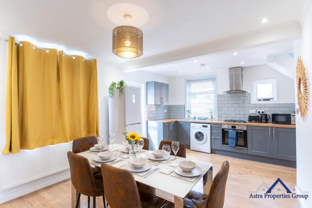 a kitchen and dining room with a table and chairs at Premium Southampton Accommodations, Ideal for Relocators and Working Professionals #close to Southampton general hospital in Southampton