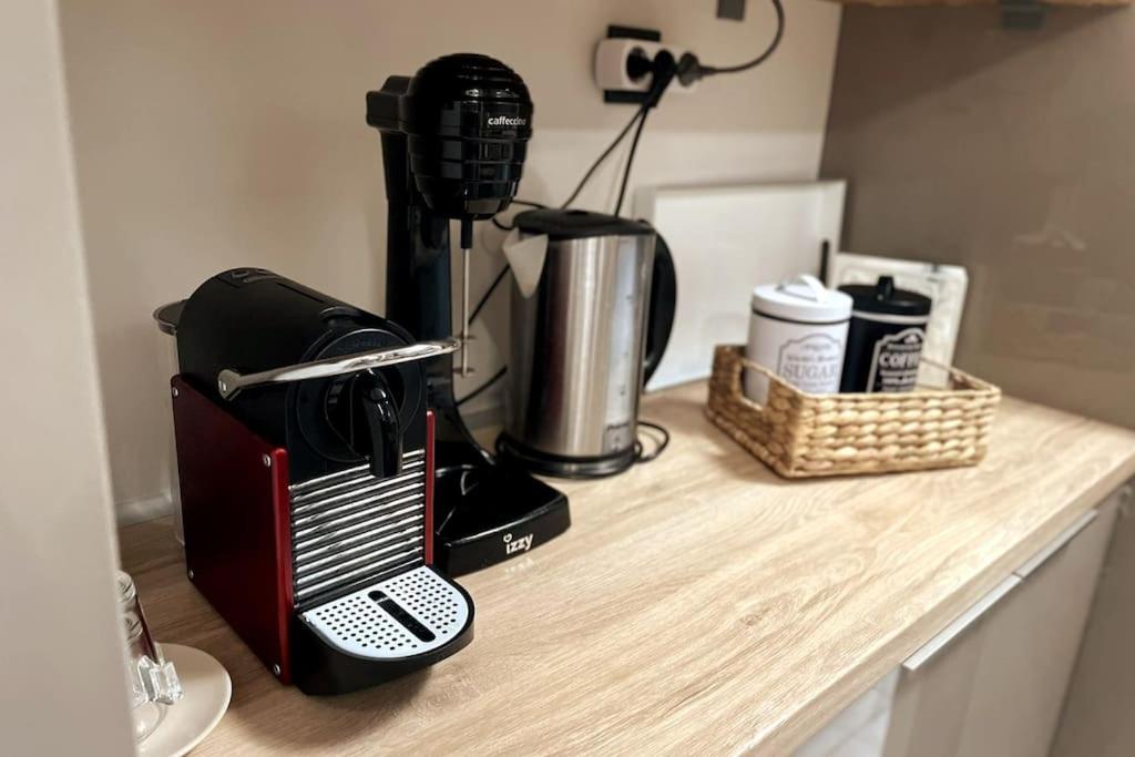 Příslušenství pro přípravu čaje a kávy v ubytování Serenity apartment