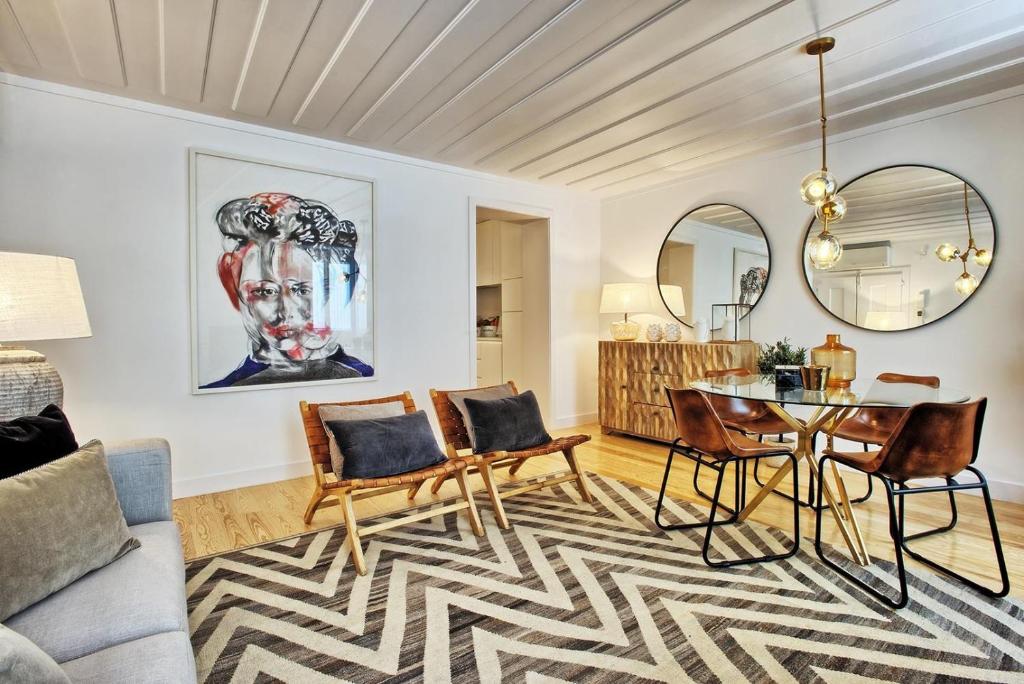 uma sala de estar com mesa e cadeiras em Apartamento espaçoso, ideal para famílias - São Bento - TTL339 em Lisboa
