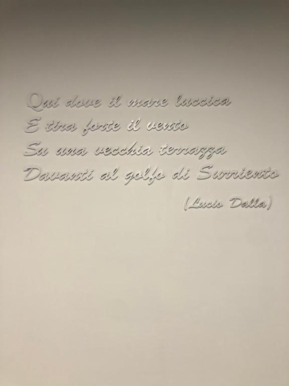 un trozo de escritura en una pared blanca en Pompei Art, en Scafati