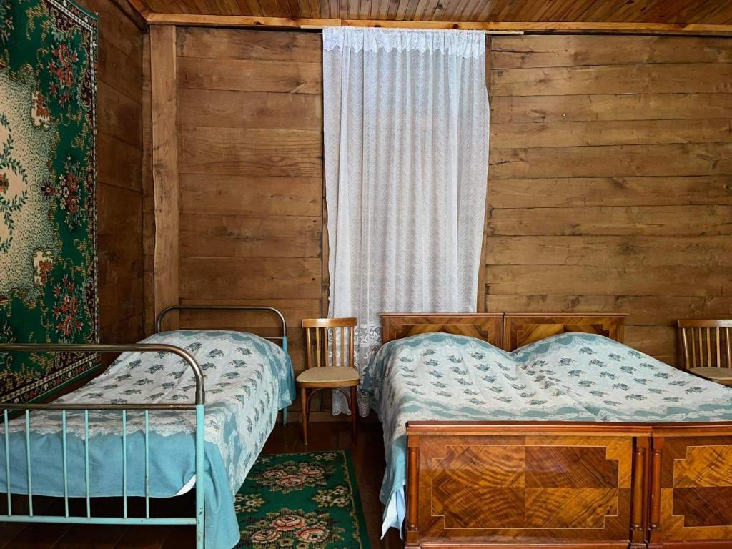 1 Schlafzimmer mit 2 Betten und einem Fenster in der Unterkunft Guest House Machakheli in Batumi