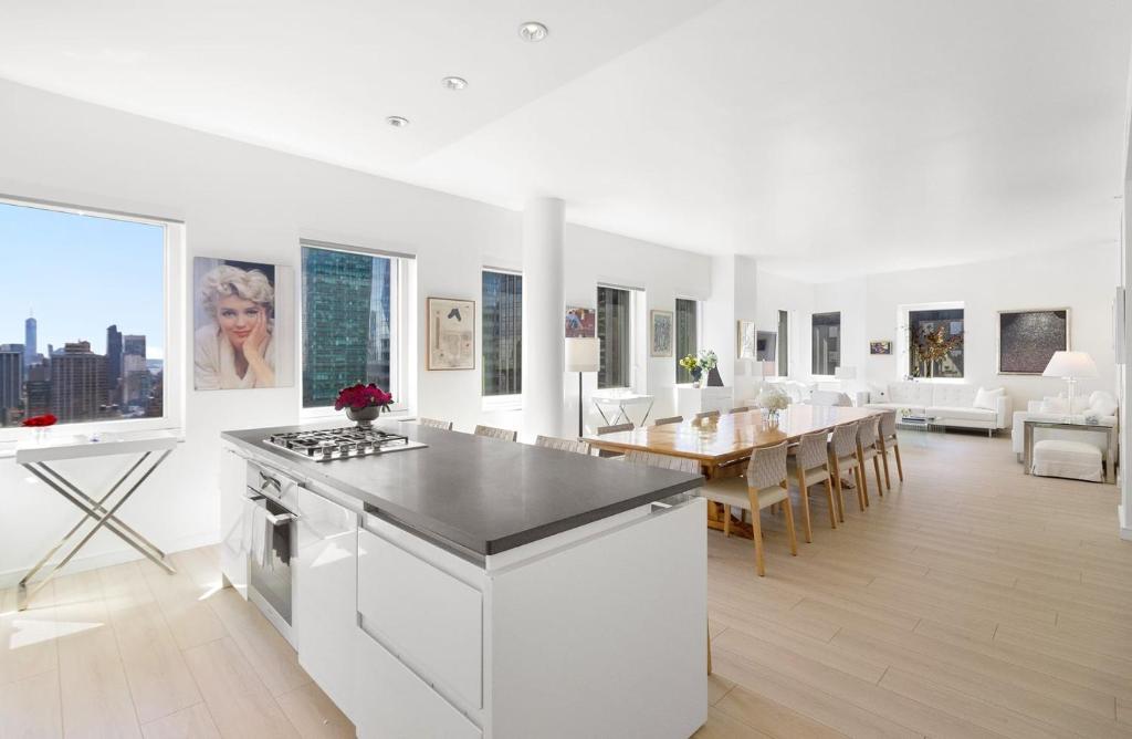 cocina blanca con mesa y comedor en OLDLuxury 4 Bedroom Apartment Near Times Square, New York City, en Nueva York