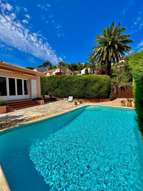 une piscine dans l'arrière-cour d'une maison dans l'établissement Havre de paix vue mer & piscine privée, à Espéro-Pax
