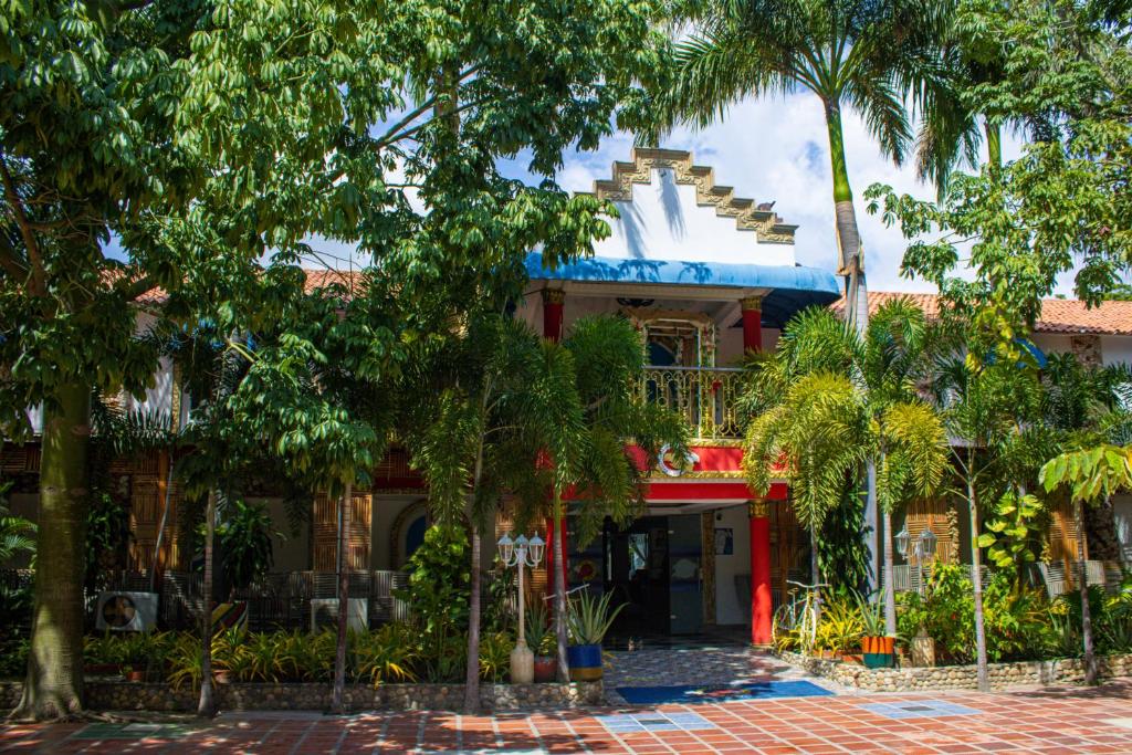 un edificio con árboles delante de él en Hotel Raices de la Guajira, en Santa Marta