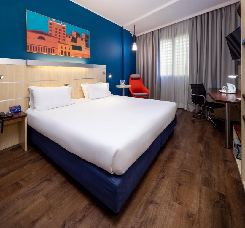 Postel nebo postele na pokoji v ubytování Holiday Inn Express Parma by IHG