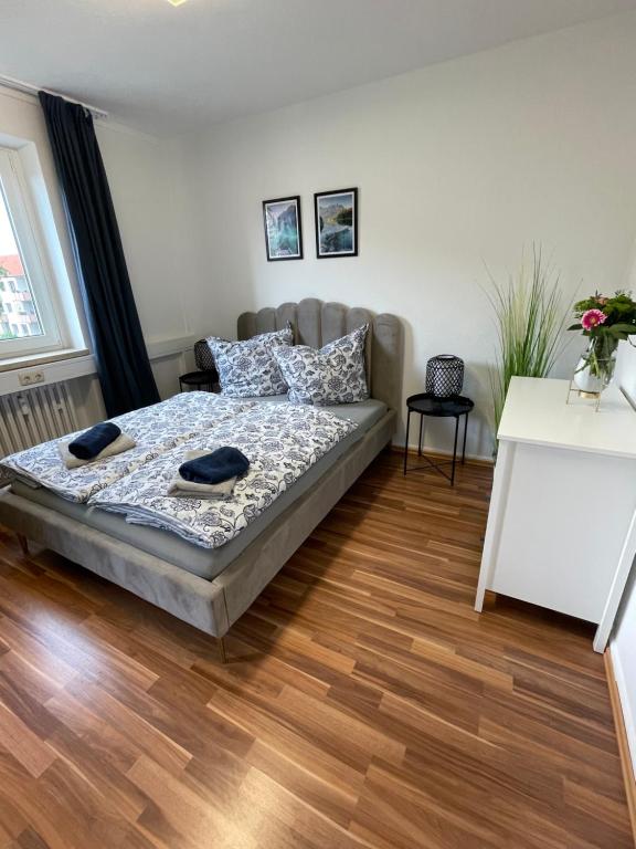 - une chambre avec un lit et du parquet dans l'établissement Smart In Göttingen - Apartments & Rooms, à Göttingen