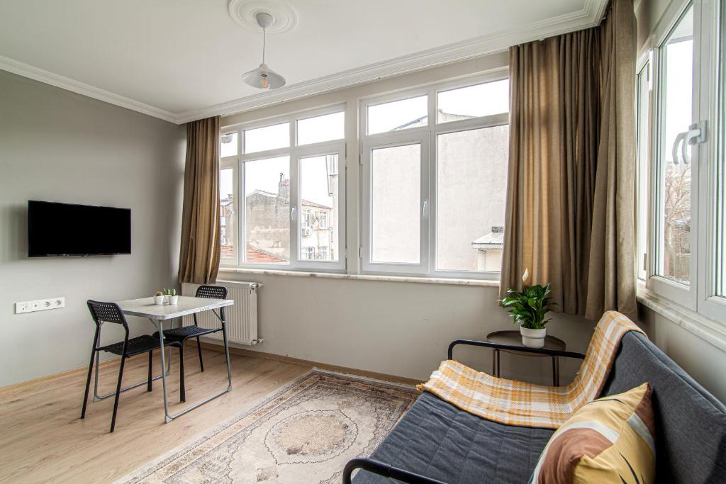ein Wohnzimmer mit einem Sofa und einem Tisch in der Unterkunft Chic Apartment in Balat, Fatih with Balcony in Istanbul