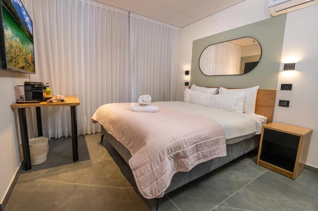 - une chambre d'hôtel avec un lit et un miroir dans l'établissement Davidka Guesthouse, à Jérusalem