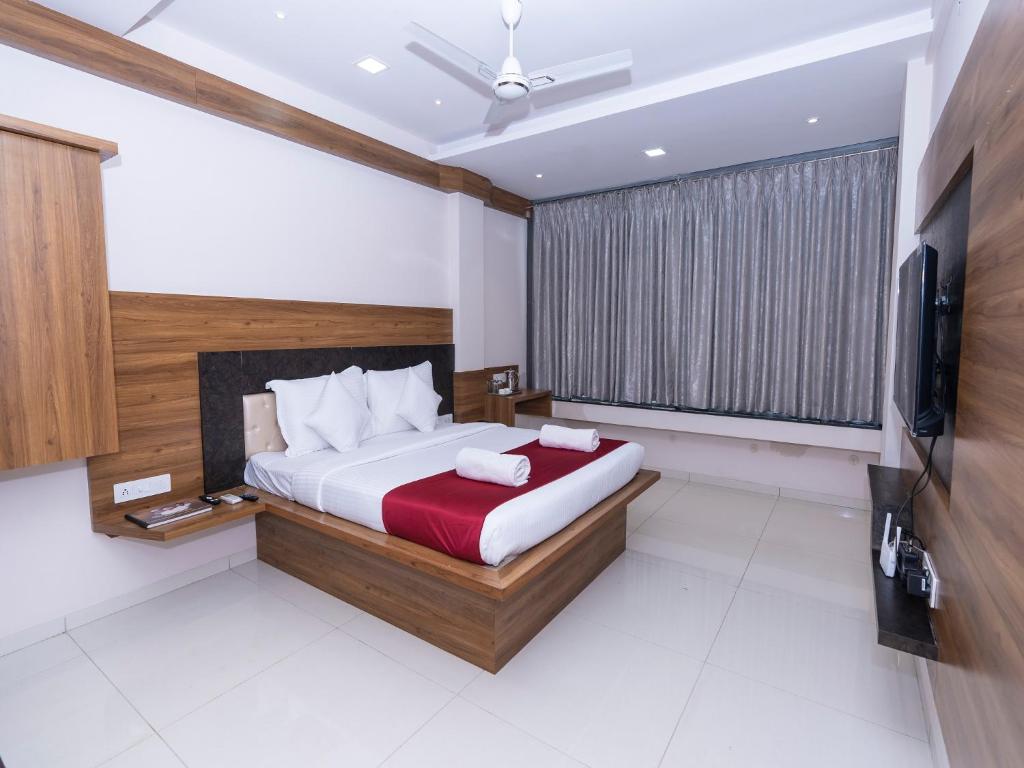 Postel nebo postele na pokoji v ubytování Hotel Chiranjeevi Kolhapur