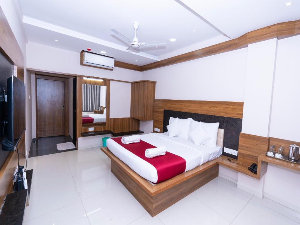 Postel nebo postele na pokoji v ubytování Hotel Chiranjeevi Kolhapur