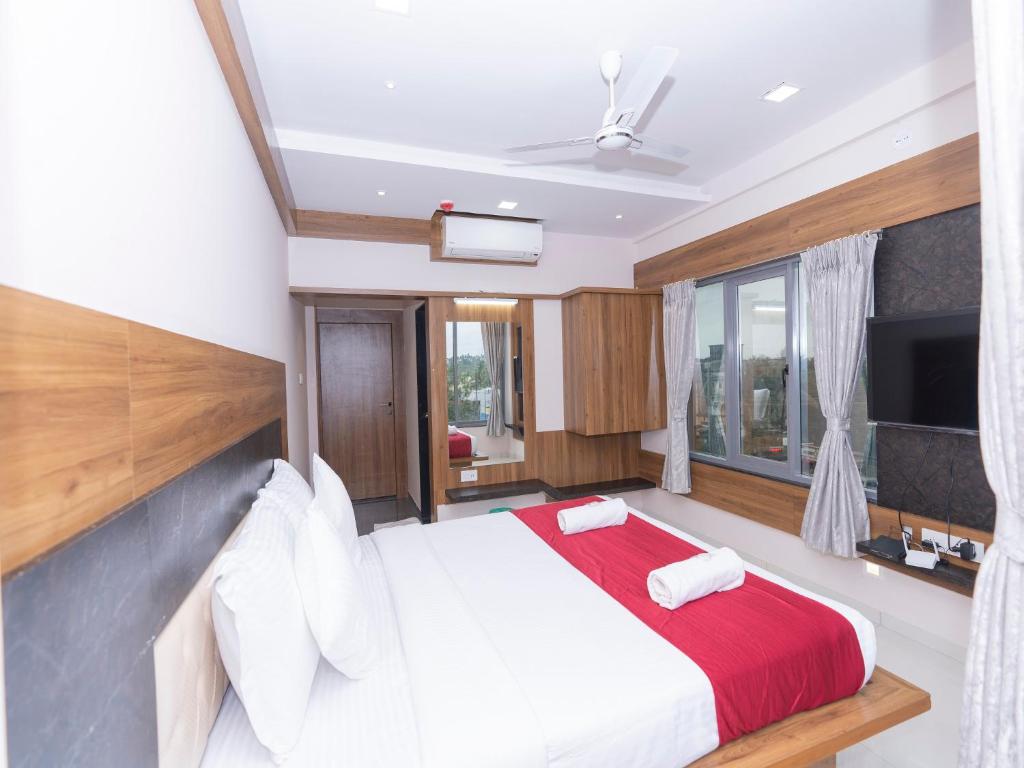 Postel nebo postele na pokoji v ubytování Hotel Chiranjeevi Kolhapur