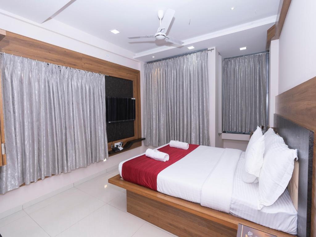 Postel nebo postele na pokoji v ubytování Hotel Chiranjeevi Kolhapur