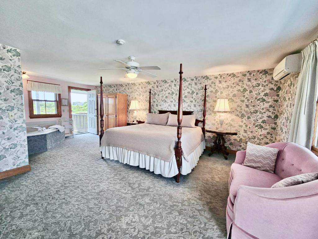 Postel nebo postele na pokoji v ubytování Rose Farm Inn