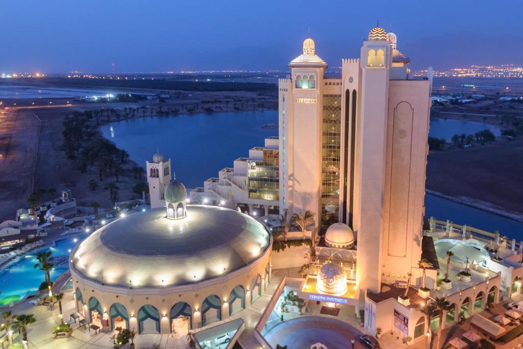 una vista aérea de un gran edificio con una torre de reloj en Herods Boutique Eilat a Premium collection by Fattal Hotels en Eilat