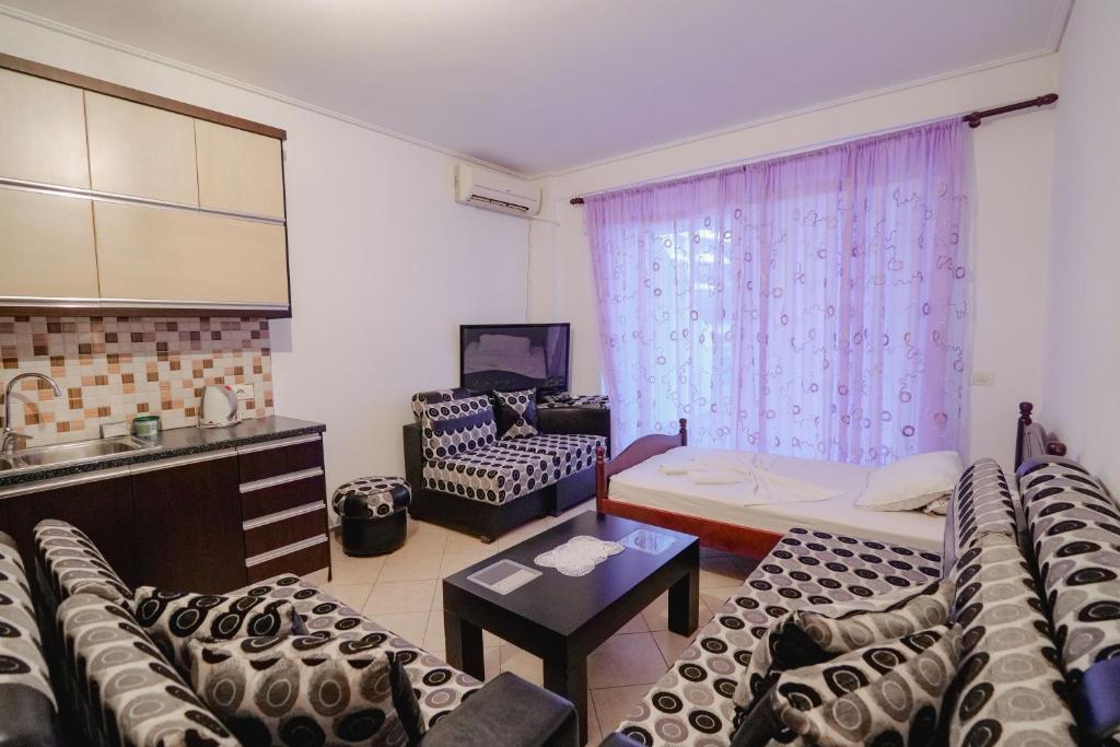 Un televizor și/sau centru de divertisment la Edlira Apartment