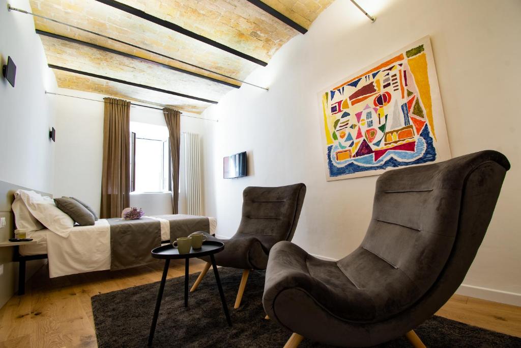 sala de estar con 2 sillas y sofá en Wonderfalls Cascate del Liri, en Isola del Liri