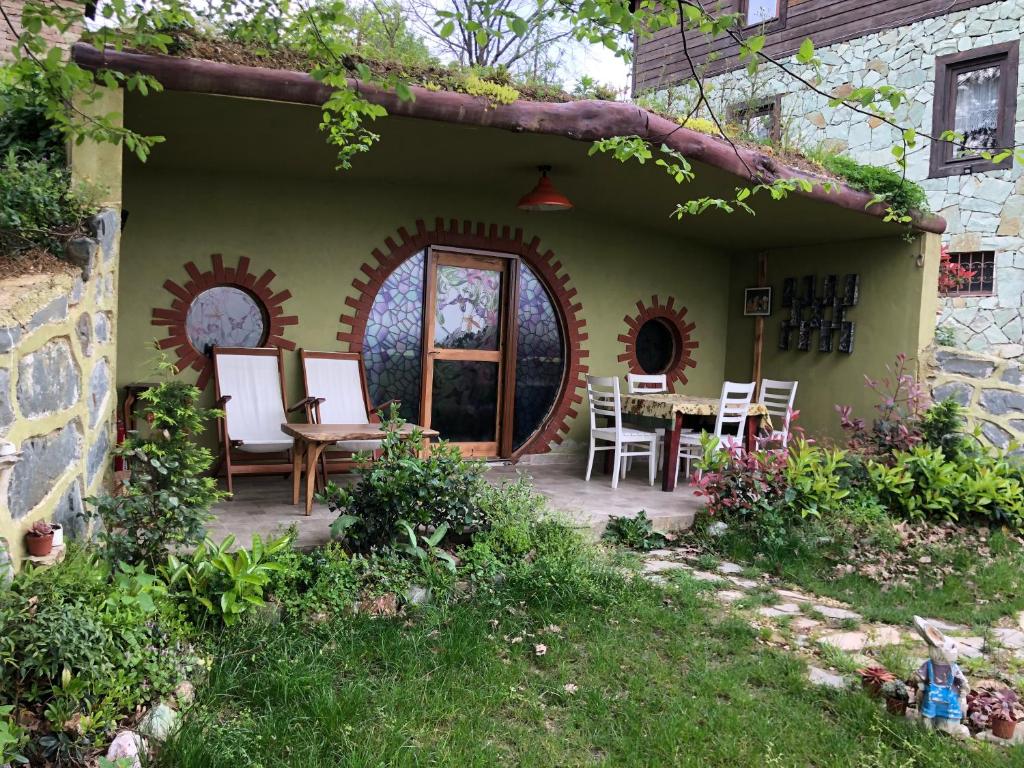 una casa con patio arredato con tavolo e sedie di Happy Hobbit ,2 room jakuzi, Lake view, fireplace in Sapanca 1 a Sapanca