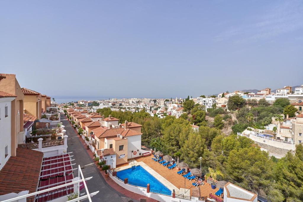 Vista aérea de un complejo turístico con piscina. en Nerja Atico, en Nerja
