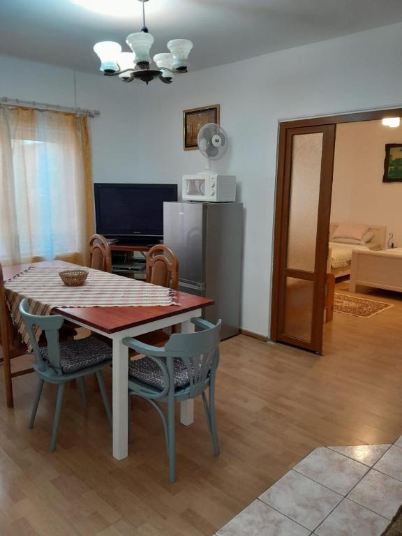 a kitchen and dining room with a table and chairs at Casa Olga Deva in Deva