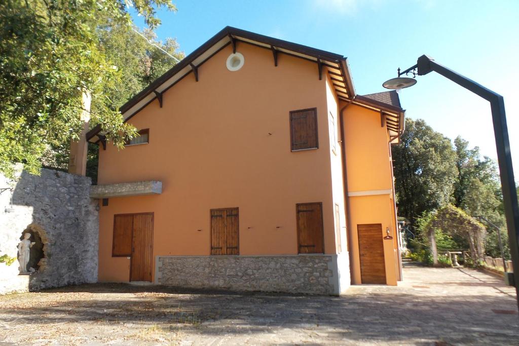 ein Gebäude mit Straßenbeleuchtung davor in der Unterkunft Appartamento Villa Marta in Spoleto