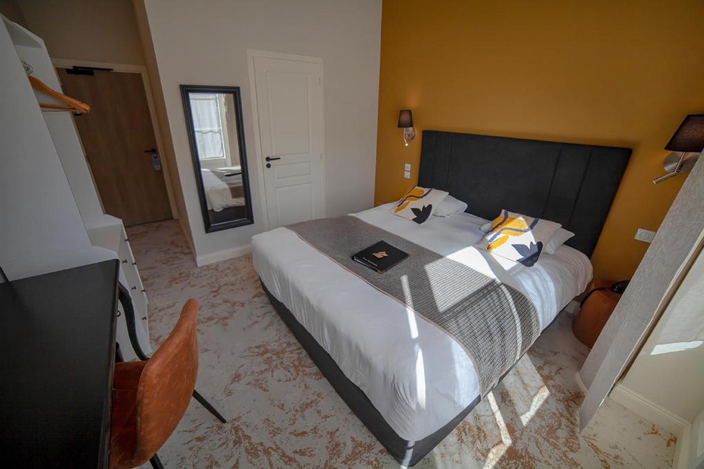 Postel nebo postele na pokoji v ubytování Logis Hôtel & Restaurant - Les Hauts de Montreuil