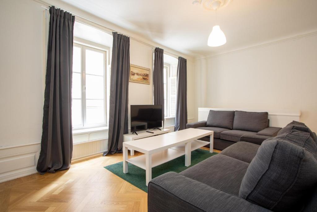 ein Wohnzimmer mit einem Sofa und einem Tisch in der Unterkunft ApartDirect Gamla Stan III in Stockholm