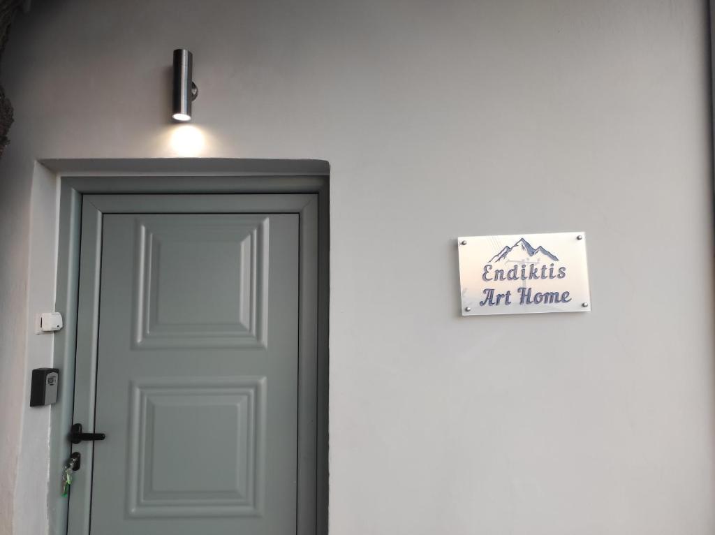 una señal sobre una puerta con una señal sobre ella en Endiktis Art Home, 