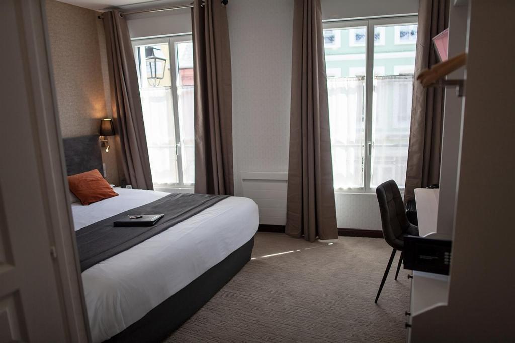 Postel nebo postele na pokoji v ubytování Logis Hôtel & Restaurant - Les Hauts de Montreuil