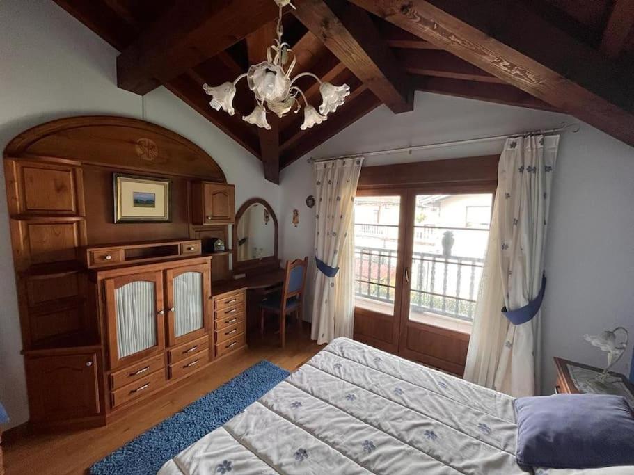 - une chambre avec un lit, un bureau et un lustre dans l'établissement Espectacular Casona Montañesa, à Ibio