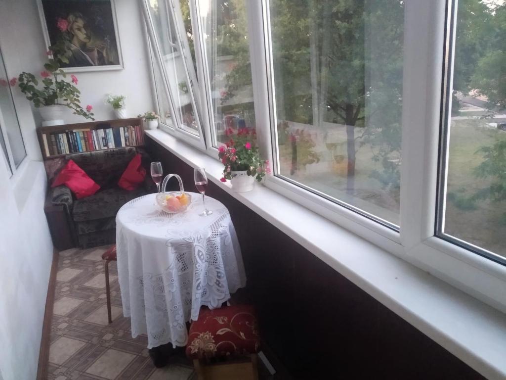 Комната с лоджией у Татьяны في يورمالا: طاولة صغيرة في غرفة بها نوافذ