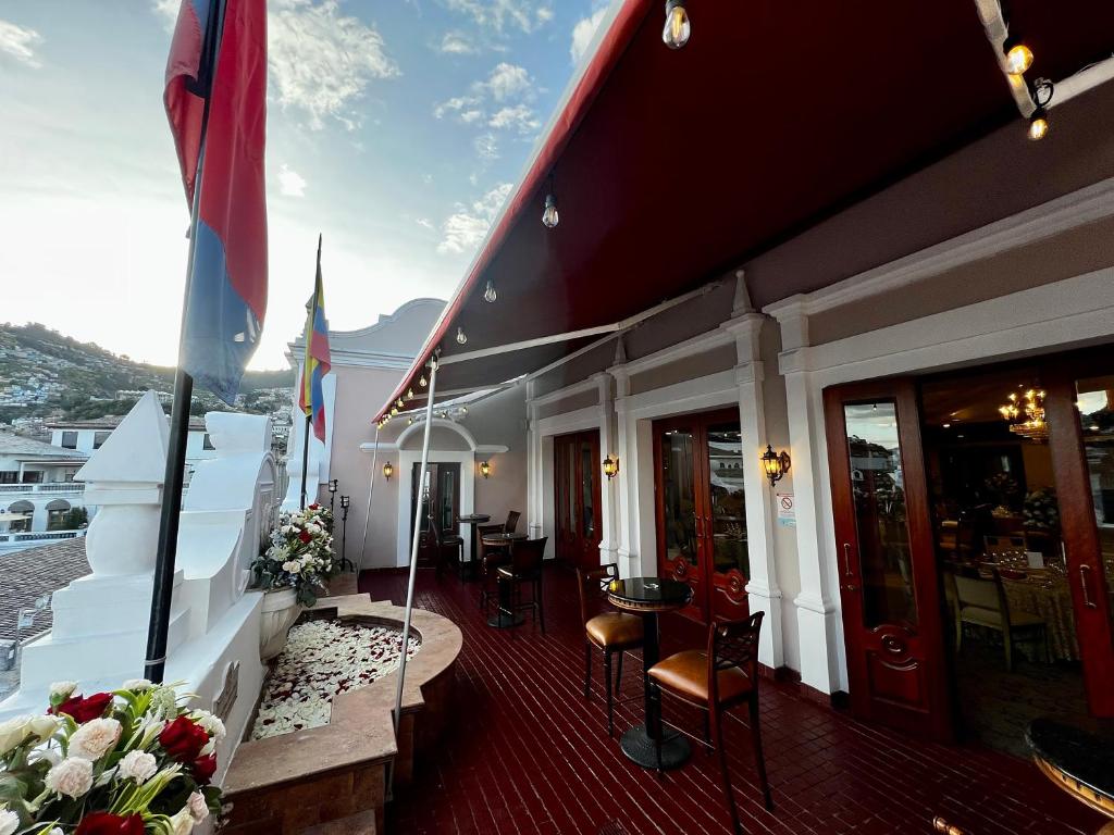 Nespecifikovaný výhled na hory nebo výhled na hory při pohledu z hotelu