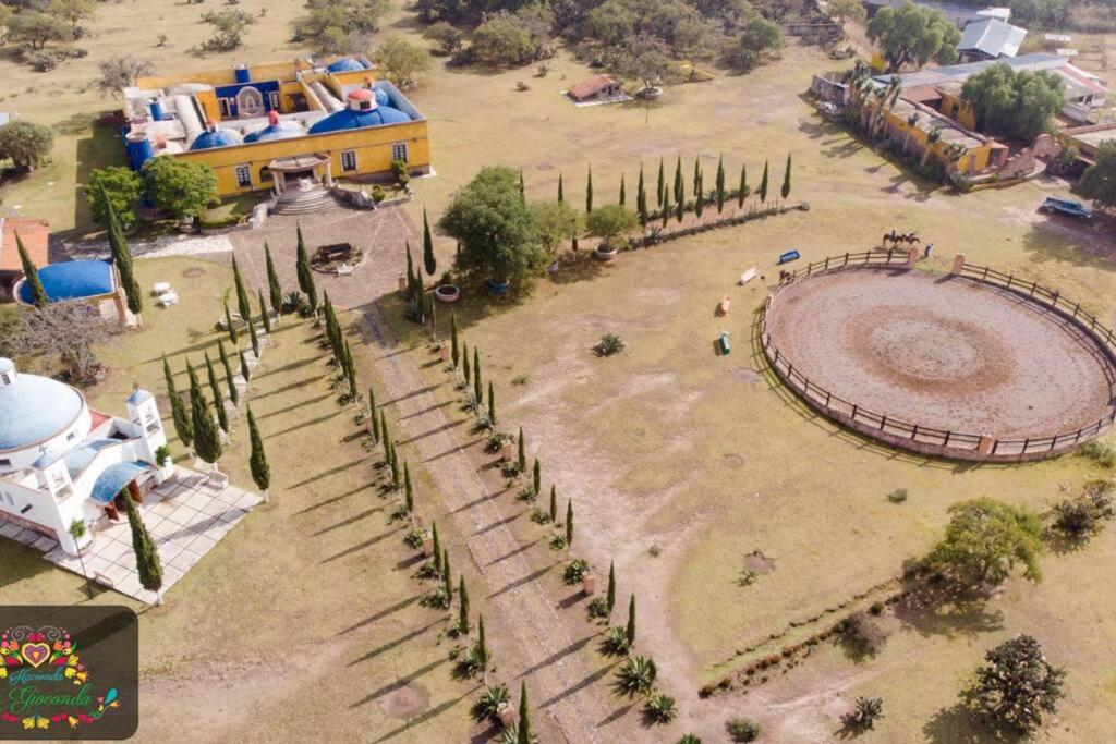 Nopala的住宿－Hacienda La Gioconda，一座公园的模型,有一座建筑和树木