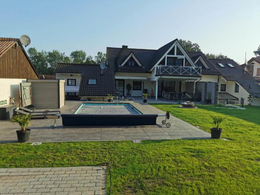 une maison avec une piscine dans la cour dans l'établissement Ferienwohnung DG, à Altenkunstadt