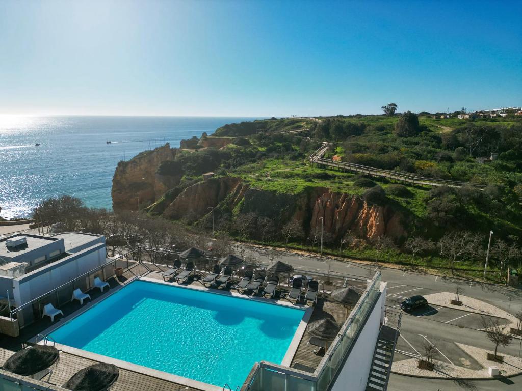 uma piscina com vista para o oceano em Carvi Beach Hotel em Lagos