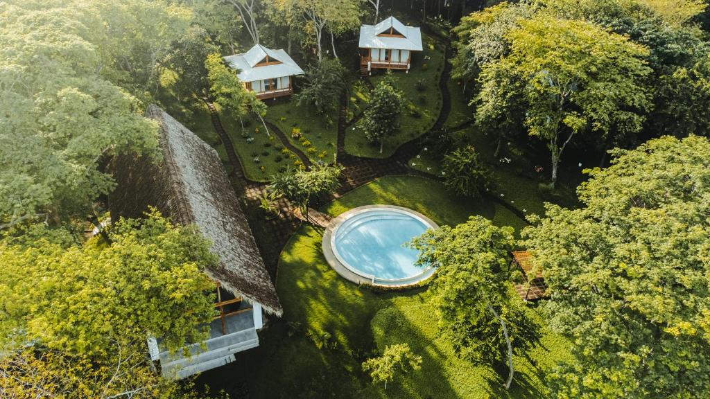 an overhead view of a house in the forest at Mellow Resort in Gemastepe