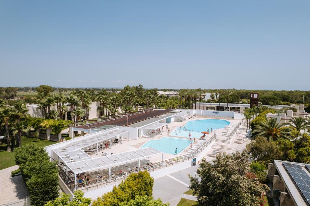 メタポントにあるNicolaus Club Magna Greciaのリゾートのプールのオーバーヘッドビュー