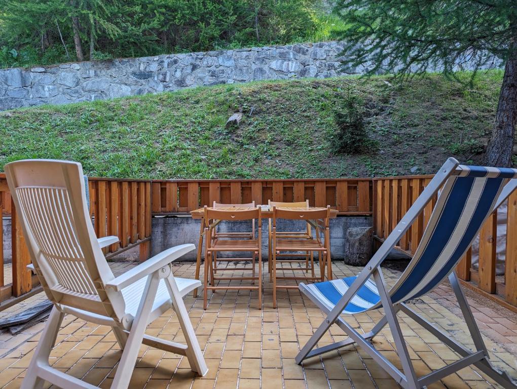 2 sillas y una mesa en el patio en Apartment in the woods en Pila