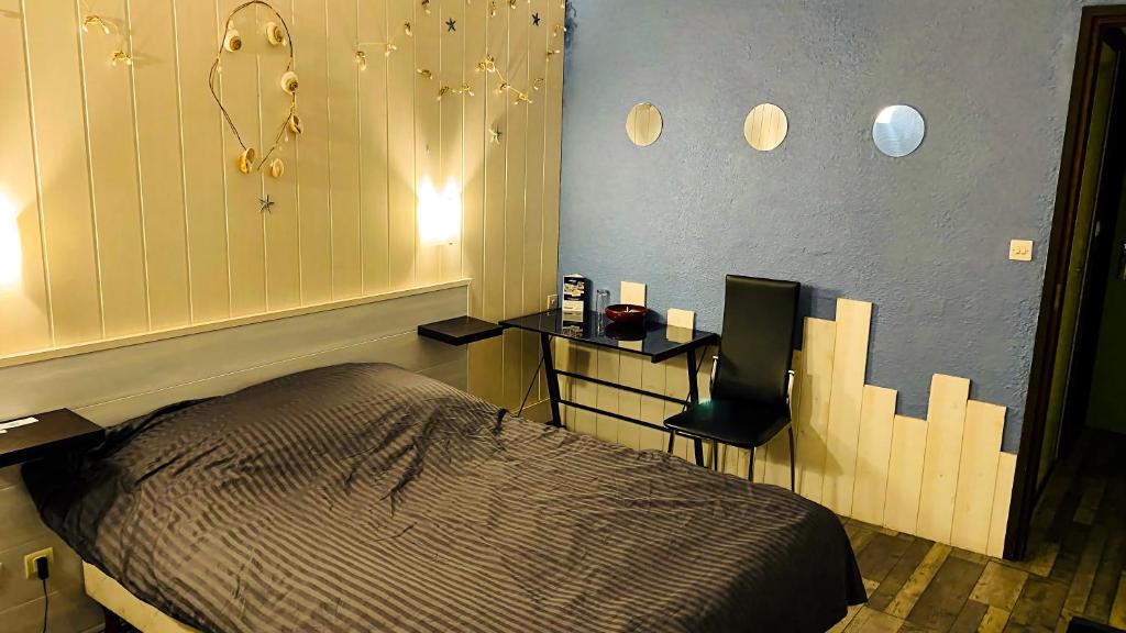 Postel nebo postele na pokoji v ubytování Hôtel Le Valéran