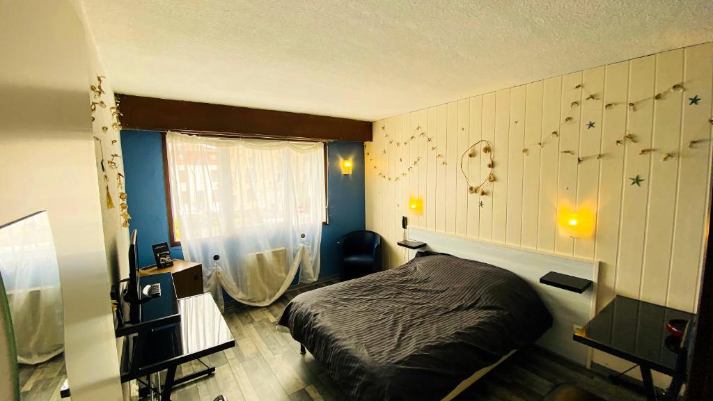 Postel nebo postele na pokoji v ubytování Hôtel Le Valéran