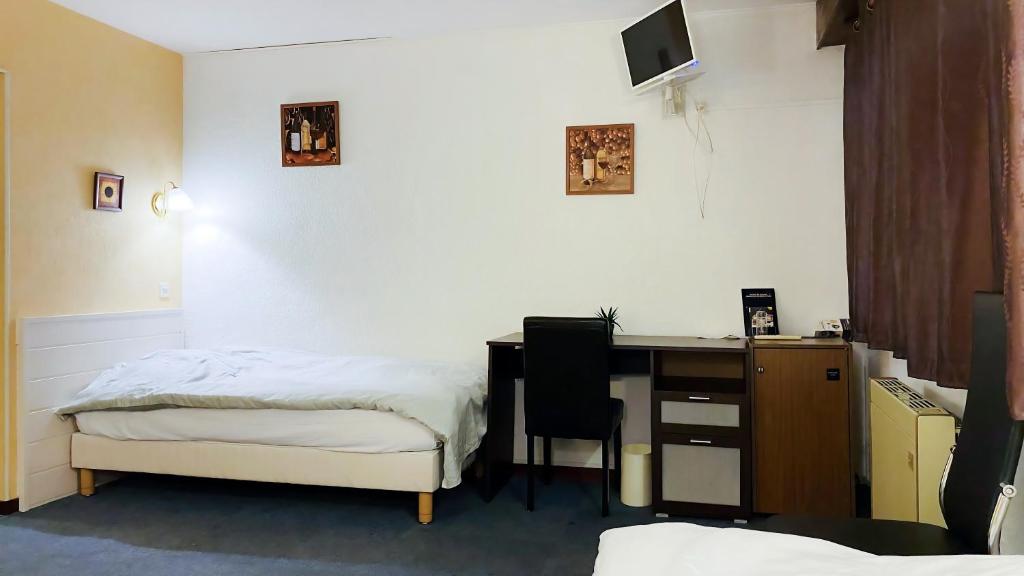 Postel nebo postele na pokoji v ubytování Hôtel Le Valéran