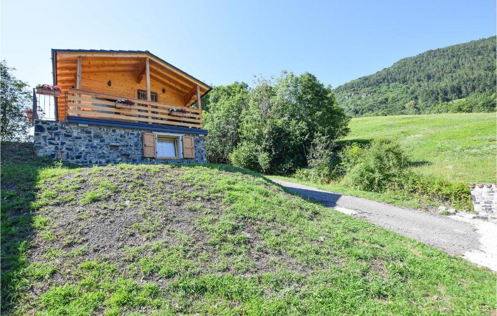 een huis bovenop een grasheuvel bij Beautiful Home In Capovalle With Wifi in Capovalle
