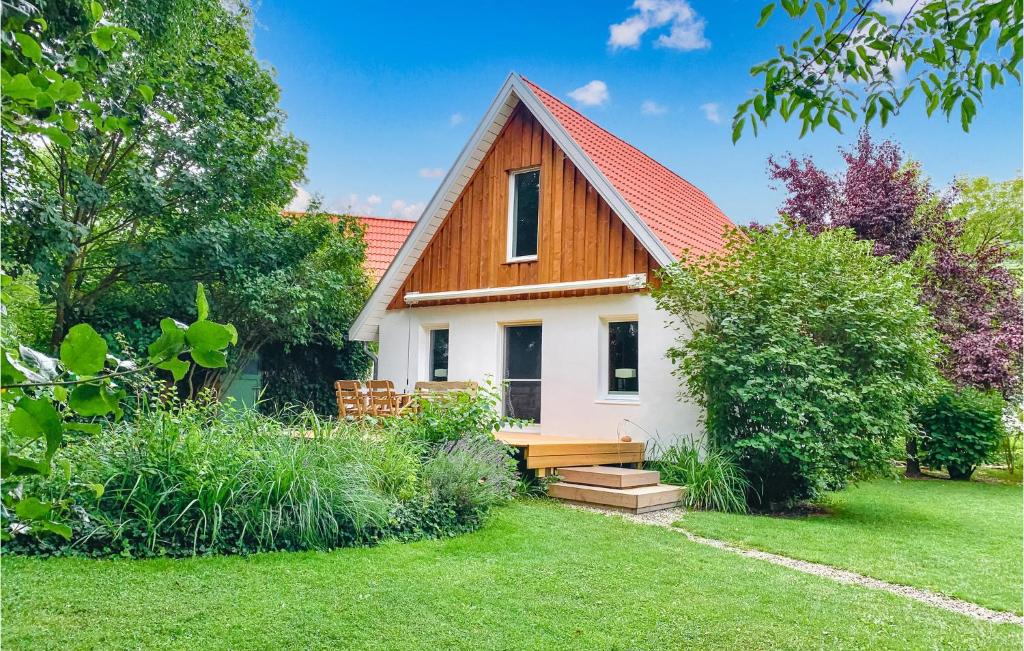 uma pequena casa branca com um telhado vermelho em Stunning Home In Morschen With Kitchen em Morschen