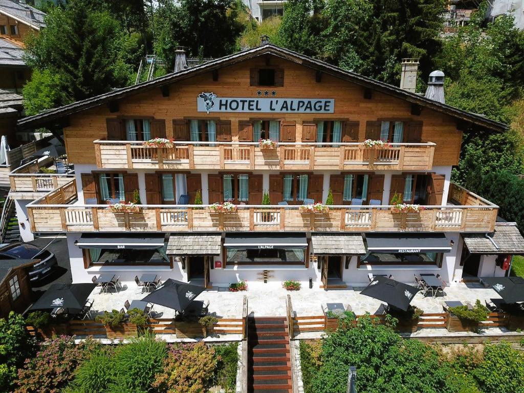 een hotelgebouw met een bord dat het hoteldorp leest bij L'Alpage in Le Grand-Bornand