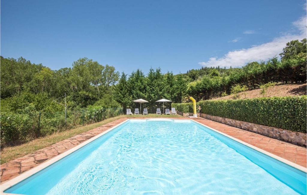 基安蒂蓋奧勒的住宿－Stunning Home In Gaiole In Chianti With Outdoor Swimming Pool，一个带凉亭的庭院内的游泳池