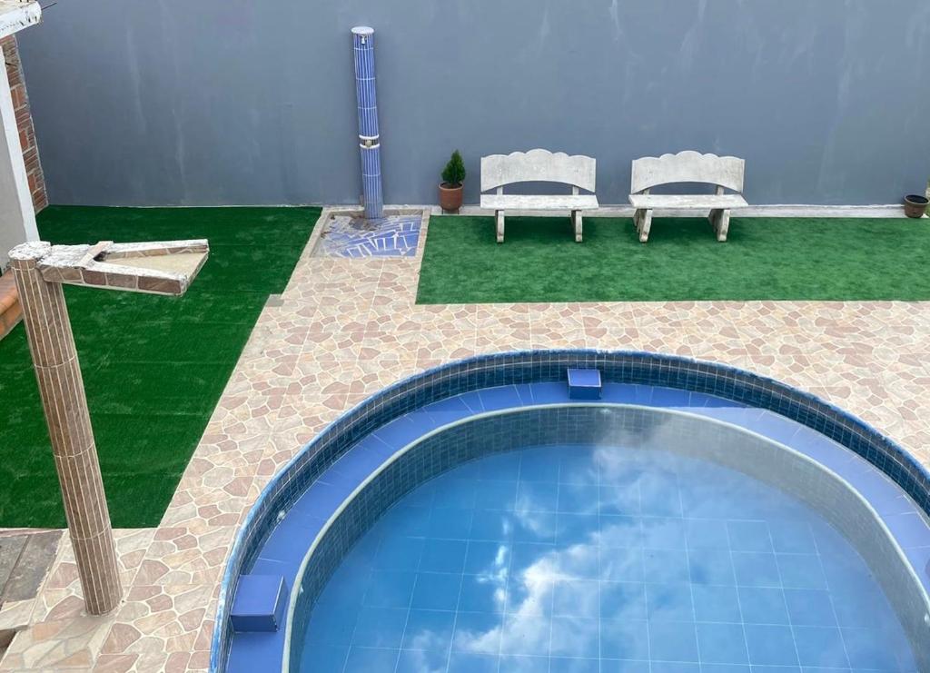una pequeña piscina con 2 sillas y una mesa en Hospedaje campestre Cerca de Cali y Palmira, en Palmira